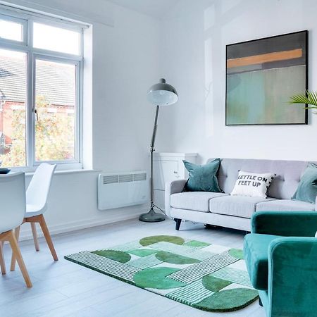 Modern 2 Bedroom Flat - 15 Minutes To Liverpool Birkenhead Esterno foto