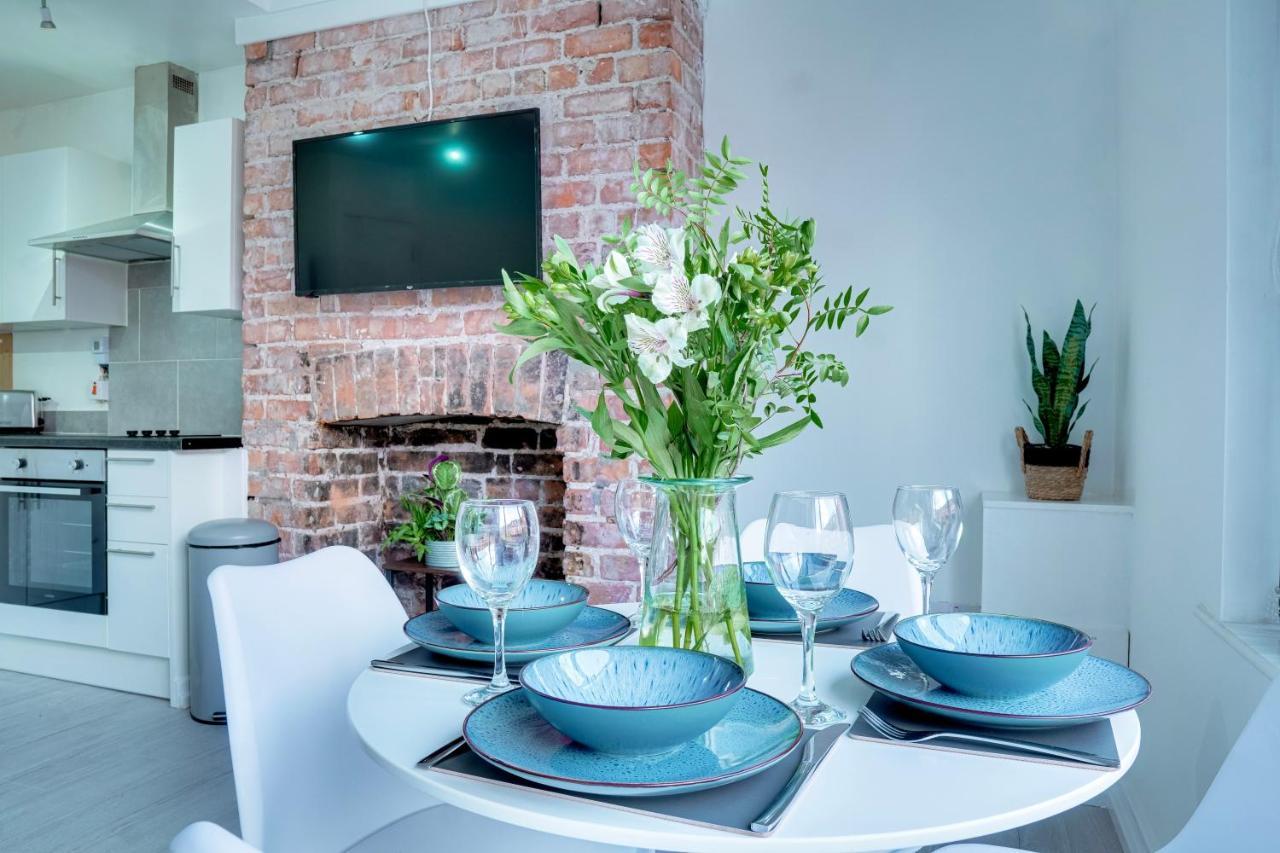 Modern 2 Bedroom Flat - 15 Minutes To Liverpool Birkenhead Esterno foto